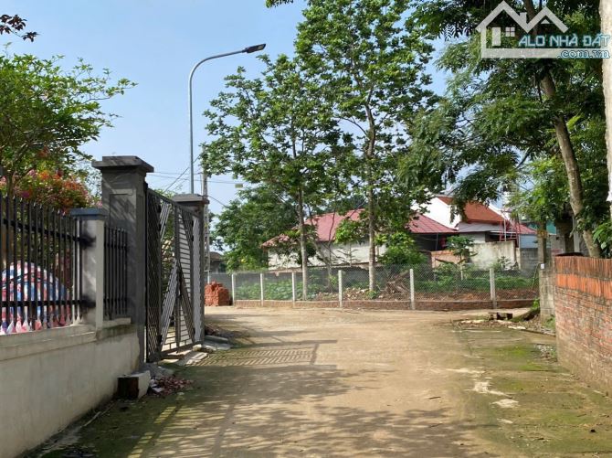 Bán lô đất 92,8m2 mt: 5,7m thổ cư 50m