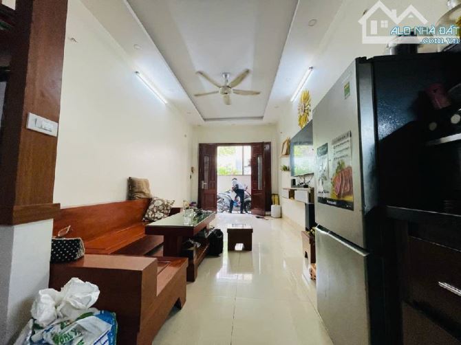 Nhà Cầu Giấy 35m², 6 tầng hiện đại, 2 mặt thoáng – Vị trí trung tâm, giá 8,2 tỷ