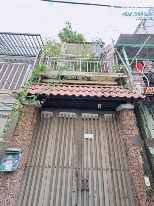 3 tầng BTCT . 30M2 . 3PN. 3WC . SỔ HOÀN CÔNG ĐỦ . NGAY HÀNG XANH .