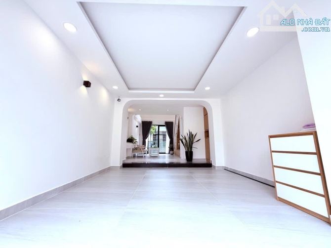 NHÀ 2 MẶT HẺM XE HƠI – GARA Ô TÔ – TẶNG FULL NỘI THẤT XỊN – NHÀ MỚI 100% – 8.2 TỶ 🏡