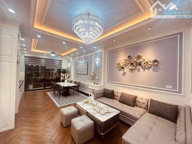 Bán nhà Xuân Đỉnh, DT 40m, MT 4m, ô tô đỗ cửa, full nội thất, gần công viên