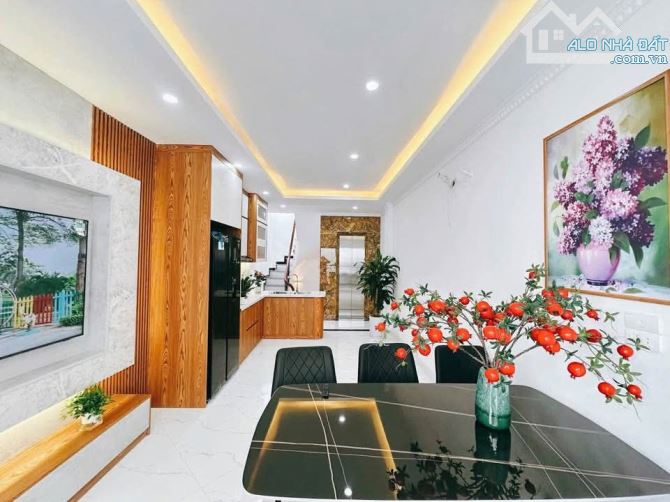 Bán nhà Trần Cung, 38m x 5 tầng thang máy, ô tô qua nhà, gần công viên
