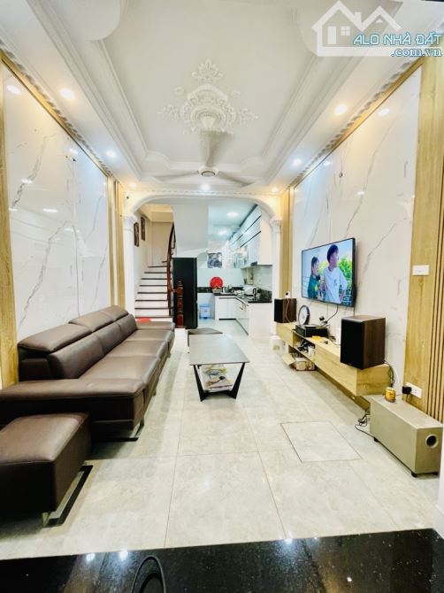 Bán nhà Đường Láng gần phố ngõ ba gác tránh nhà đẹp ở luôn 35m 5 tầng  giá 8.5 tỷ tặng  nộ