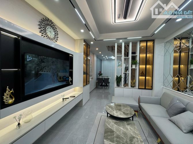 BÁN NHÀ ĐƯỜNG KHƯƠNG HẠ. 40M2 - 5 TẦNG. GẦN Ô TÔ TRÁNH.