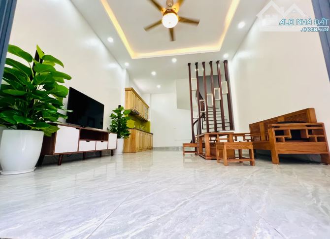 Bán Nhà Lô Góc Thái Thịnh, Đống Đa, 5 Tầng, MT 4m, Trước Nhà Gần 3m, 20m Ra Ô Tô, Chỉ 9 Tỷ