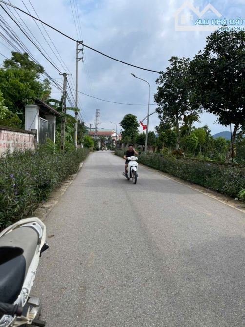 Bán lô đất nằm trên trục chính Yên Bài Ba Vì, cách trường c1, c2 chỉ 100m, giá dưới 6 tỷ