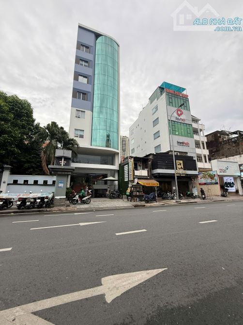 Building 9 tầng vị trí đẹp ngay Hồ Con Rùa, ngang 10m.