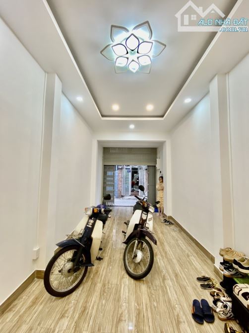 HẺM XE HƠI- NHÀ ĐẸP PHÚ THỌ HOÀ - 2 LẦU SÂN THƯỢNG, 3 PHÒNG NGỦ - CHỈ NHỈNH 4 TỶ