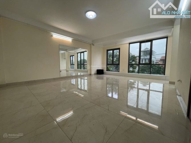 Cho thuê tòa nhà 9 tầng + hầm tại  Khuất Duy Tiến – MT 8,2m, giá 200tr/tháng