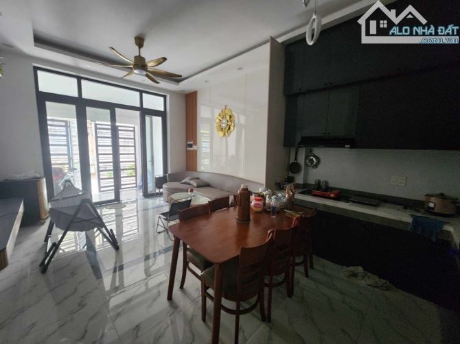 Nhà 4 x 15  full nội thất P khách sân để xe ban công sổ hồng chính chủ nhỉnh 5 tỷ