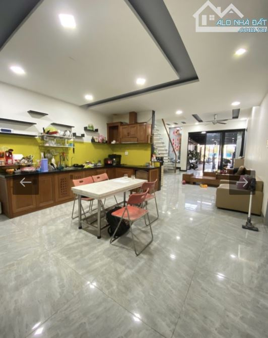 🧧CHỦ CHUYỂN SANG MỸ ĐỊNH CƯ - GẢ GẤP NHÀ 3 TẦNG ĐẸP - MẶT PHỐ LÊ VĂN HIẾN - ĐƯỜNG RỘNG 30