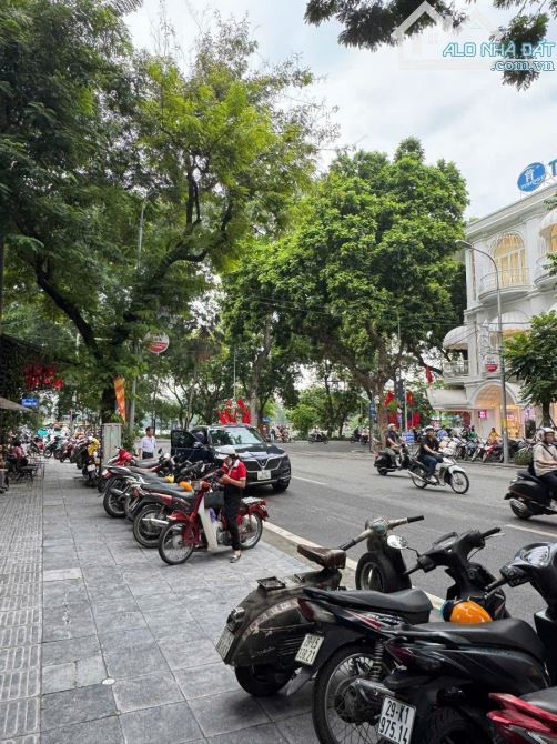 Mặt phố Bà Triệu cách Hồ Hoàn Kiếm chỉ 100m, mặt tiền 8m siêu rộng siêu VIP, 69m2, 33 tỷ