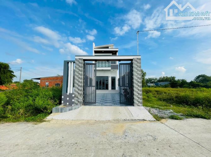Bán nhà Mỹ Hạnh Nam Giáp Hóc Môn, Diện tích 237m2 - 1 Trệt 1 Lầu 3 Phòng Ngủ - Hoàn công