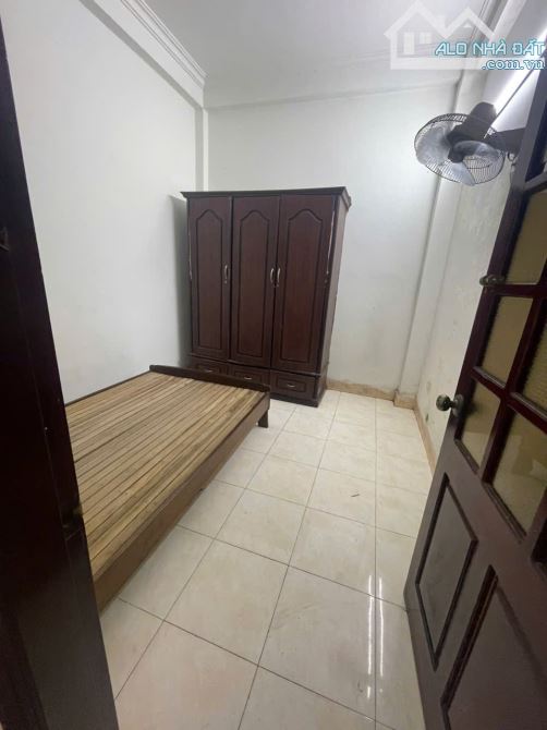 Cho thuê nhà Hoàng quốc việt 3 tầng, 3 ngủ, 1 khách, 1 bếp, giá 11 triệu/ tháng