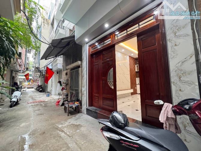 Bán nhà Nguyễn Khoái. Ô tô chạy vòng quanh. Gần hồ - ngõ thông. Tiện ích bạt ngàn.