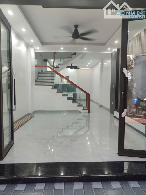 Bán nhà 3,5 tầng xây độc lập, sân cổng riêng tuyến 2 đường Thiên Lôi, dt 67m2 mt 4,1m