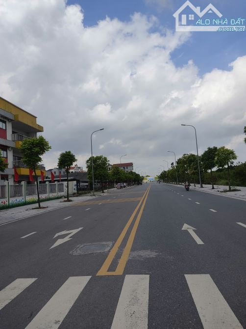 🏡 Nhà C4 35m² – Long Biên 🚗 Ngõ ô tô tránh – Thông thoáng – Kinh doanh tốt 📍 Vị trí đẹp