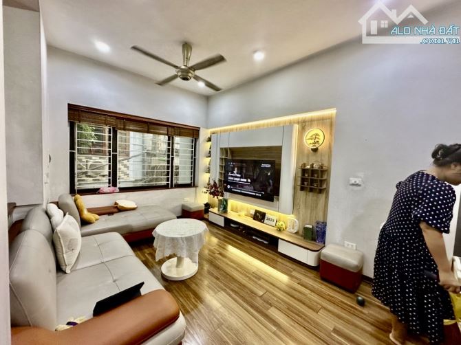 NHỈNH 7 TỶ - 40M x 5 TẦNG - ĐỖ ĐỨC DỤC - MỄ TRÌ - CĂN GÓC - Ô TÔ QUA NHÀ