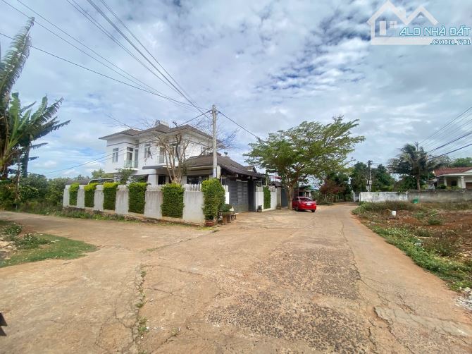 Hẻm 266 Y Moan Tân lợi lô đất kẹp giữa 2 nhà, dân cư đông.