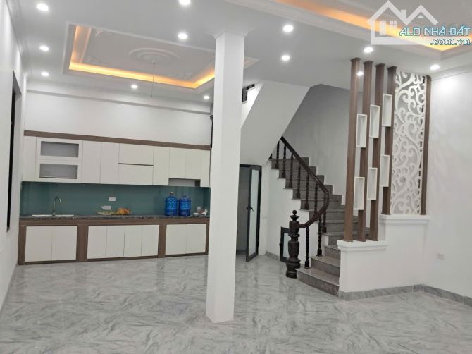Bán nhà 4 tầng Đông Mỹ, khu trung tâm, ô tô đỗ cổng, 55m2, giá 5.45 tỷ