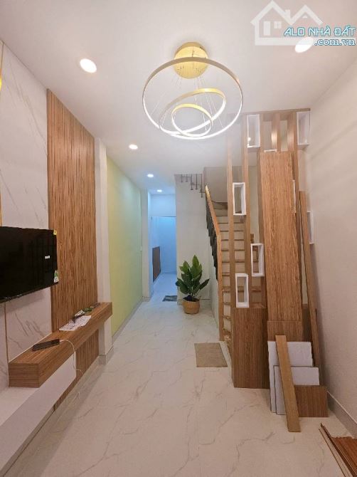 Bán nhà 3 tầng - 25m2 - Lạc Long Quân, Gần chờ Tân Bình - giáp QUận 1o - chỉ 4.05 tỷ