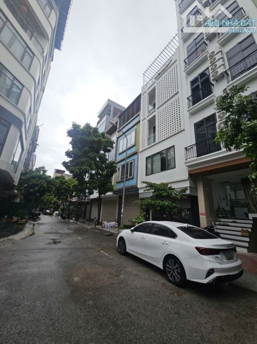 Khó tin! Nhà thang máy Mậu Lương vài bước ra trục lớn, pháp lý chuẩn, giá hợp lý - 1