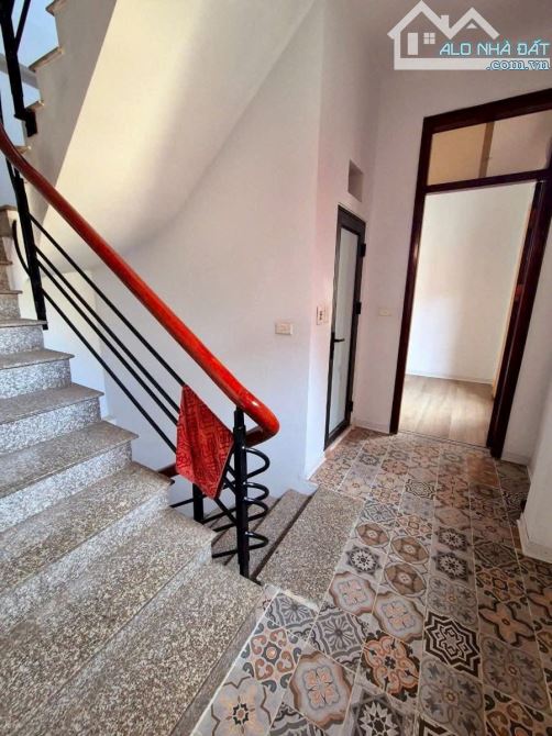BÁN NHÀ THANH XUÂN LÔ GÓC - GẦN CHỢ . 36/40M x 5 TẦNG x MT 4,1m GIÁ:8 TỶ - 1