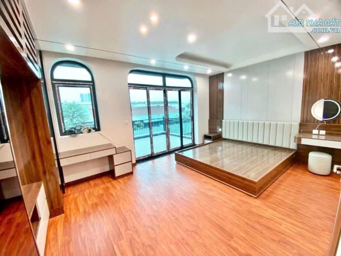 Bán Gấp Biệt Thự Quận Long Biên,Ngô Gia Tự 100m2-Mt 6m-hơn 16 tỷ-PHÂN LÔ-Ô TÔ TRÁNH-THANG - 1