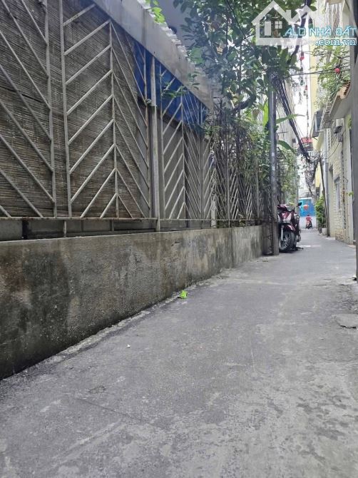 Nhà dân xây Đức Giang giá tốt- Còn mới, ngõ nông thoáng, ô tô thông- Chẵn 5 tỷ - 1