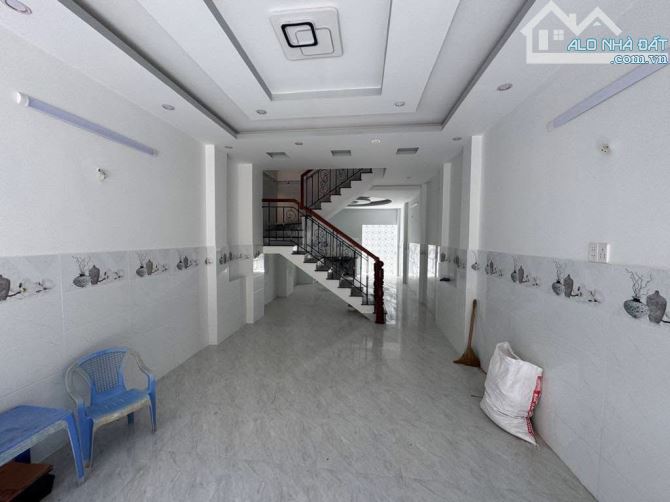 NHÀ BÁN MỚI ĐẸP  GẦN CHỢ TÂN HƯƠNG HÈM XE HƠI 3 TẦNG 4x15 CHỈ 6,3 TỶ - 1