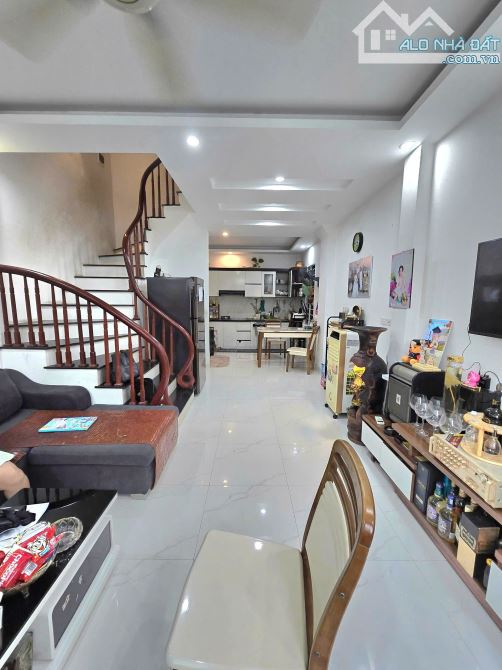 Nhà Hữu Hòa-ngõ 5m - 5.4 tỷ,5 tầng,cách cầu 500m - 1