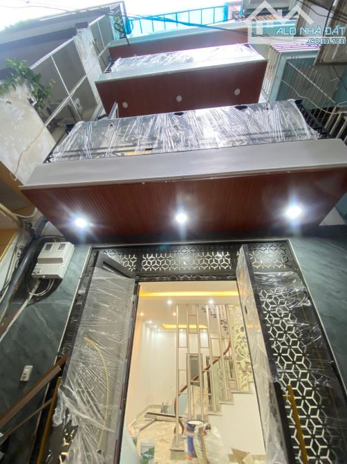 NHÀ 4 TẦNG FULL NỘI THẤT -VF3  Ô TÔ NHỎ ĐỖ CỬA - 10M Ô TÔ ĐỖ - 1