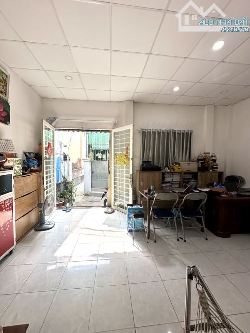 Bán gấp nhà ngay chợ Thủ Đức, Nở hậu, 72m2 chỉ 3.x tỷ - 1