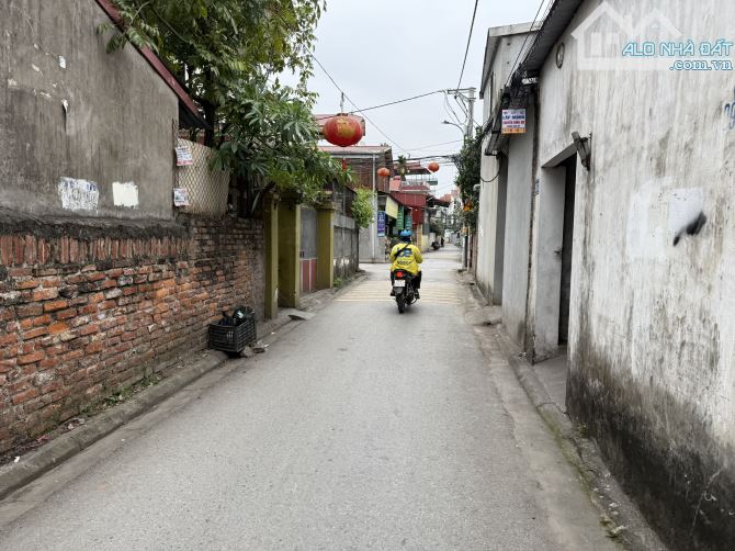 Chính chủ cần tiền bán gấp mảnh đất tặng căn nhà cấp 4 mặt ngõ 565 đường Bát Khối, Cự Khối - 1