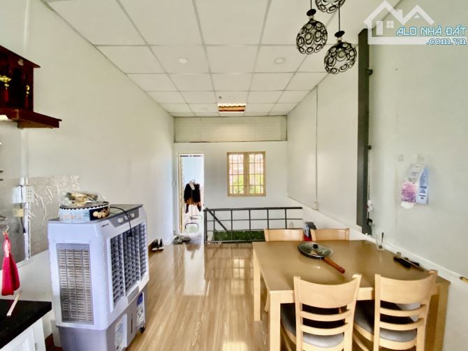 HẺM XE HƠI- NHÀ ĐẸP PHÚ THỌ HOÀ - 2 LẦU SÂN THƯỢNG, 3 PHÒNG NGỦ - CHỈ NHỈNH 4 TỶ - 1