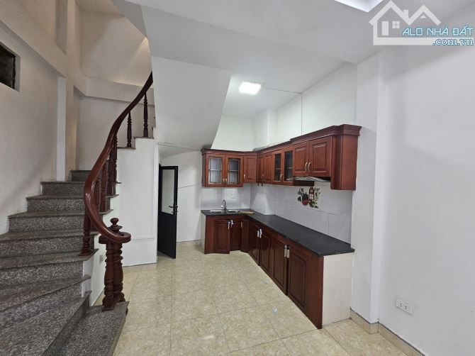 Cho thuê nhà Hoàng quốc việt 3 tầng, 3 ngủ, 1 khách, 1 bếp, giá 11 triệu/ tháng - 1
