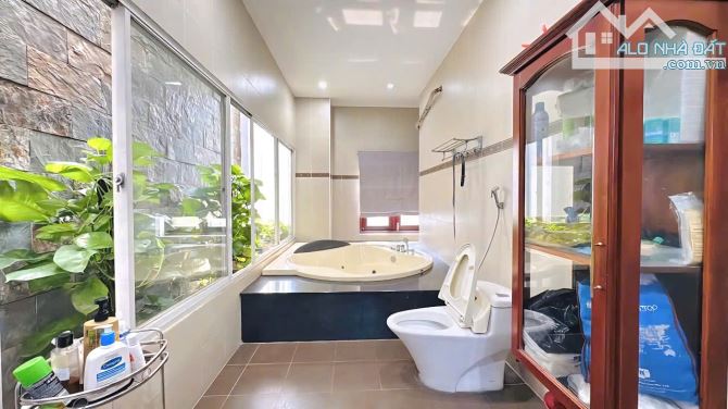 Bán Biệt Thự Sát Sân Bay, 4 Tầng, 150m2, 7.2 x 21m, Chỉ 24 Tỷ, Văn Chung, P.13, Tân Bình - 1