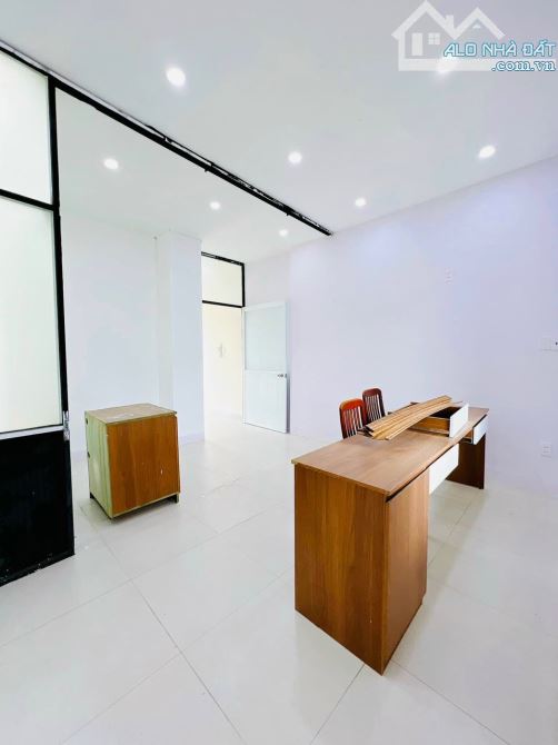 BÁN NHÀ KHU VIP MỚI ĐẸP 4 TẤM BẾN VÂN ĐỒN HẺM XE HƠI GIÁ 15 TỈ DT 4,7*12 HIẾM BÁN KHU NÀY - 1