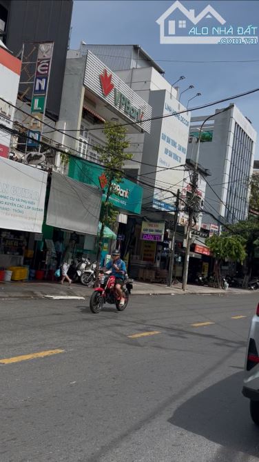 Bán 240m2 đất vị trí đẹp nhất mặt tiền đường Núi Thành - 2