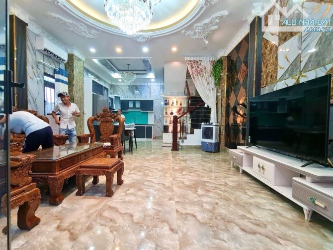 🤩🤩NHÀ ĐẸP 🚗 - 3TẦNG 5.2❌10M - ĐƯỜNG 8M - Tt NHÀ BÈ- Nhỉnh 6TỶ 💰🏡🏡 - 2