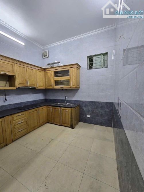 Nhà dân xây Đức Giang giá tốt- Còn mới, ngõ nông thoáng, ô tô thông- Chẵn 5 tỷ - 2