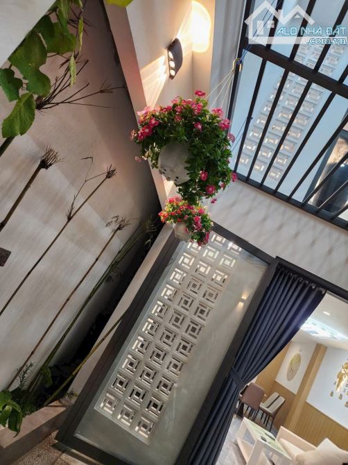 Nhà mới 5 tầng 4×13 sẳn nội thất gần tên lửa - 2
