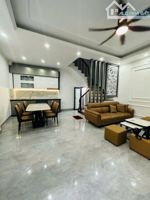Nhà phân lô Nguyễn Văn Huyên, 67m², 4T, lô góc ô tô, vỉa hè, 21 tỷ - 2