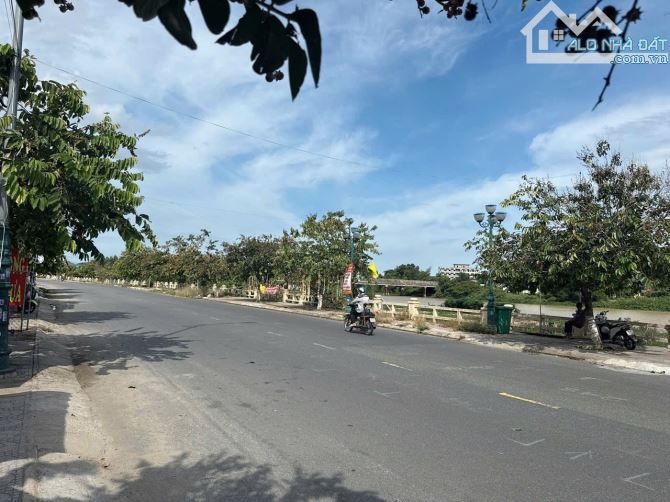 - Bán lô đất mặt tiền bờ kè trần phú  - Ngang 5m vuông vắng , nằm ngay viêw sông bờ kè đẹp - 2
