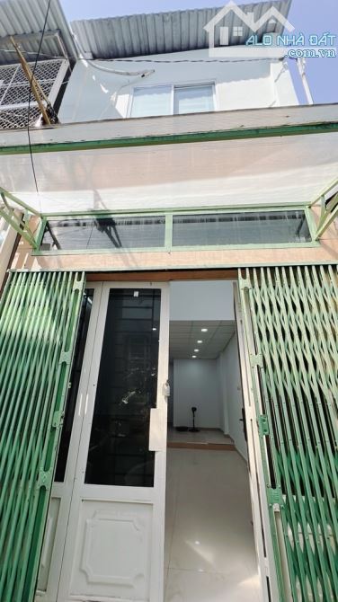 NHÀ 2 TẦNG TẠI TÔN ĐẢN F15 - CÁCH HXH 100m - HẺM 3m THÔNG THOÁNG SẠCH SẼ - 2