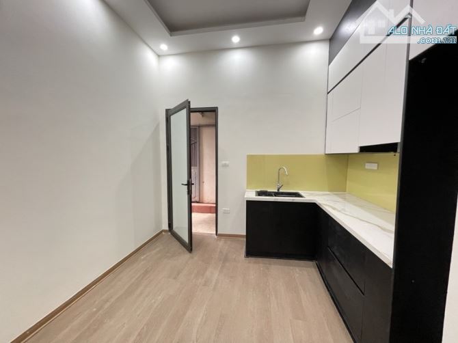 DÂN XÂY 4 TẦNG TRUNG TÂM PHỐ NGUYỄN SƠN - 2 MẶT NGÕ -Ô TÔ ĐỖ CÁCH NHÀ VÀI BƯỚC CHÂN - 2