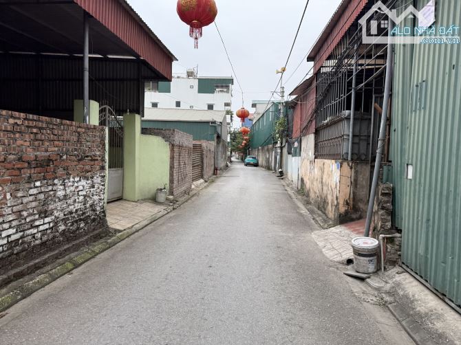 Chính chủ cần tiền bán gấp mảnh đất tặng căn nhà cấp 4 mặt ngõ 565 đường Bát Khối, Cự Khối - 2