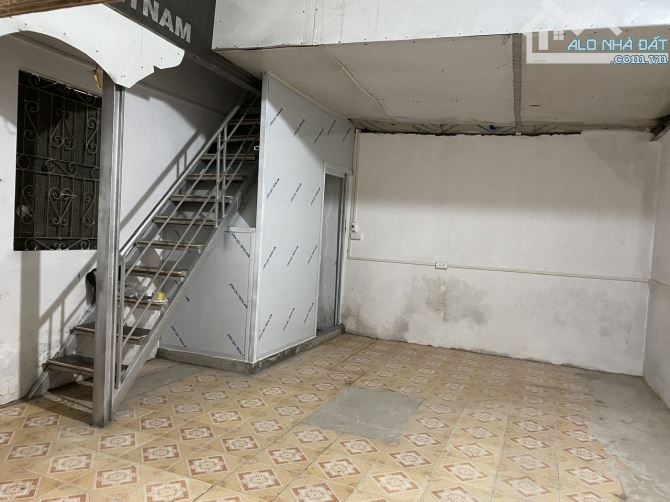 cho thuê nhà 22m2 gác xép 10m2 Đường Láng, gần ĐHGTVT - 2