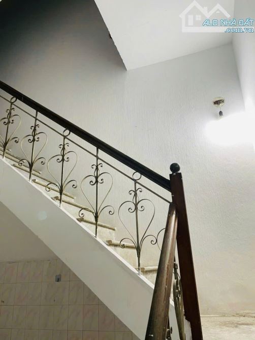Cho thuê nhà nguyên căn ngõ Đường Láng, Phường Láng Hạ, Đống Đa. DT 32m x 4 tầng giá - 2
