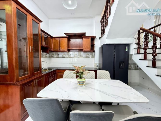 Bán nhà 2 tầng, 60m2 ngay Thành Thái, Quận 10. Giá: 3 Tỷ 290. SHR, hẻm ô tô 5m - 3